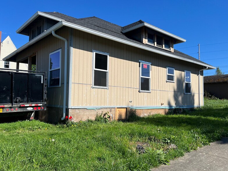 Primary Photo Of 39342 Pleasant St, Sandy Office Residential For Lease