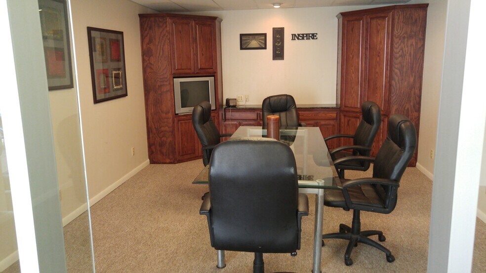 More Photos Of 329 Centre St, Dallas Office For Lease