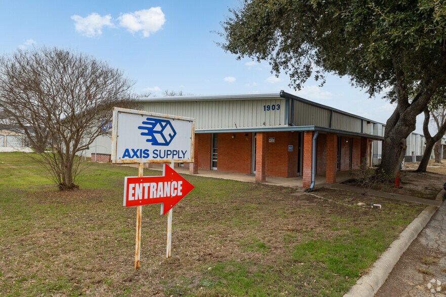More Photos Of 1903 N Austin St, Seguin Manufacturing For Lease