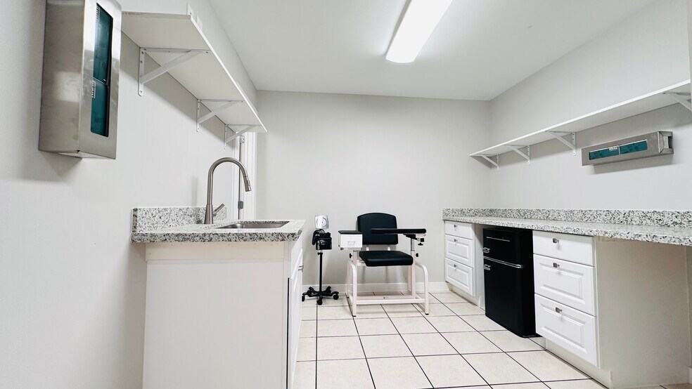 More Photos Of 6502 Memorial Dr, Texas City Medical For Sale