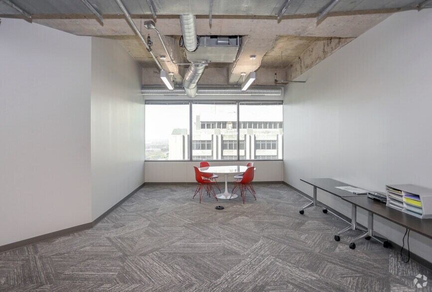 More Photos Of 10 W Market St, Indianapolis Office For Lease