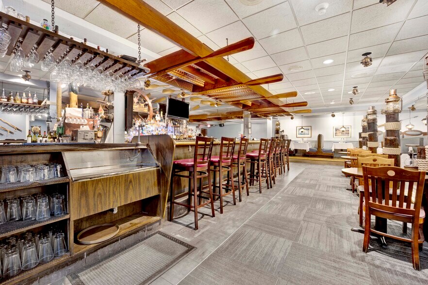 More Photos Of 890 E US Highway 45, Mundelein Freestanding For Sale