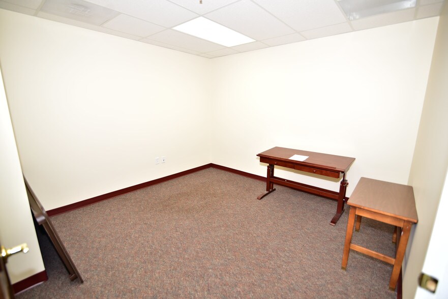 More Photos Of 70 Industrial Park Dr, Waldorf Warehouse For Lease