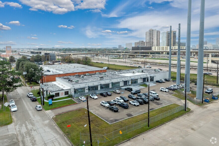 More Photos Of 4950 Terminal St, Bellaire Freestanding For Sale