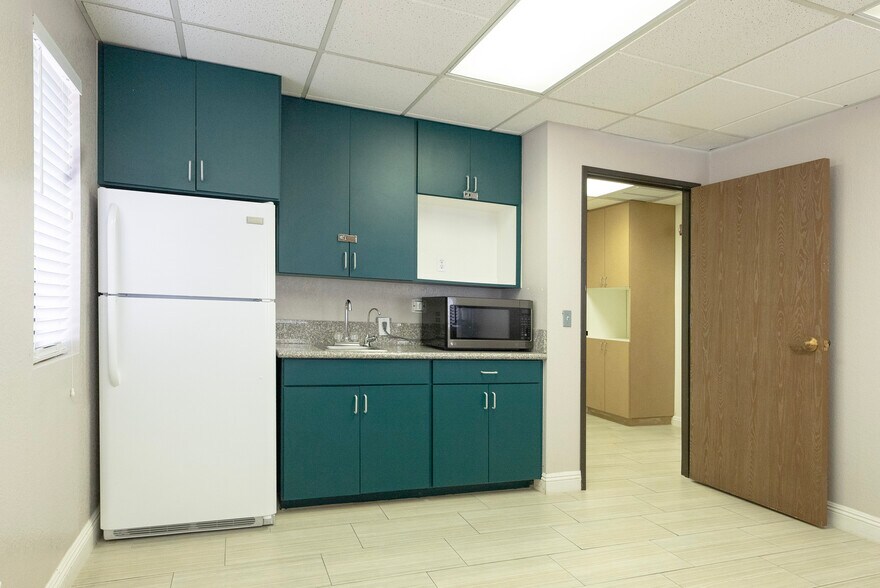 More Photos Of 5430 W Sahara Ave, Las Vegas Office For Lease
