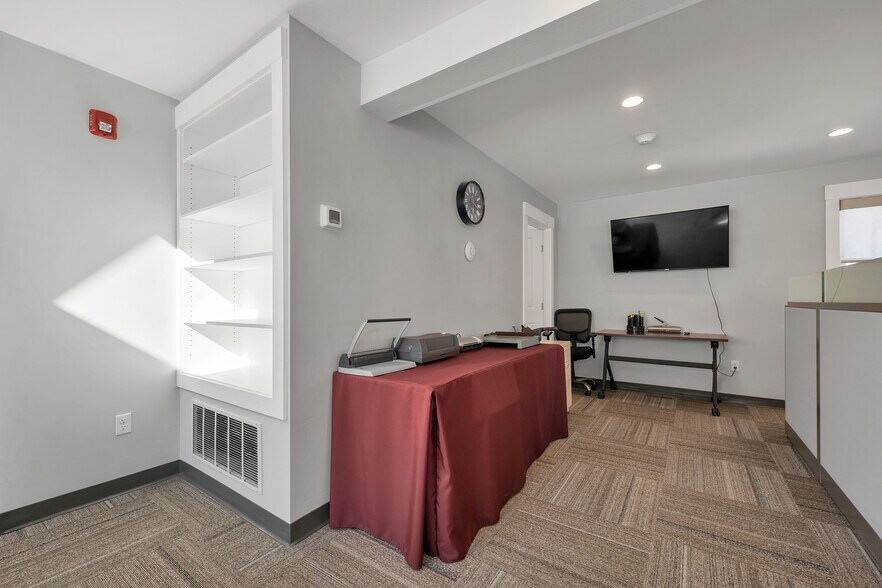 More Photos Of 252 Daniel Webster Hwy, Meredith Office For Sale