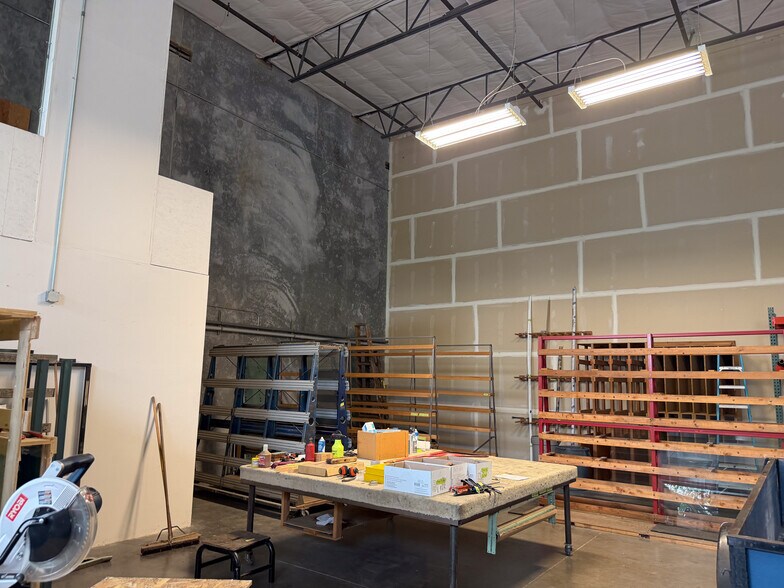 More Photos Of 6510 Rosewood St, Lake Oswego Warehouse For Lease