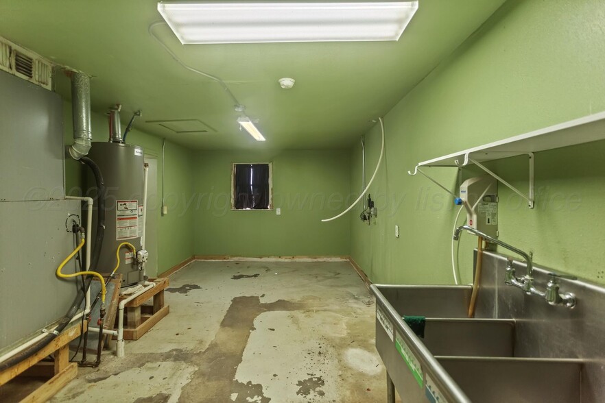 More Photos Of 117 E Railroad Ave, Shamrock Restaurant For Sale