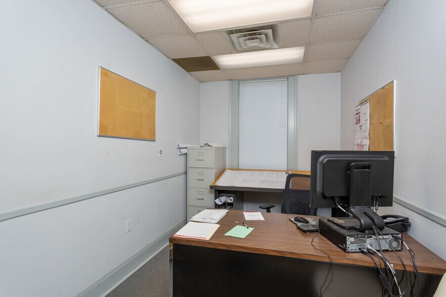 More Photos Of 710 4th St, Shenandoah Warehouse For Sale