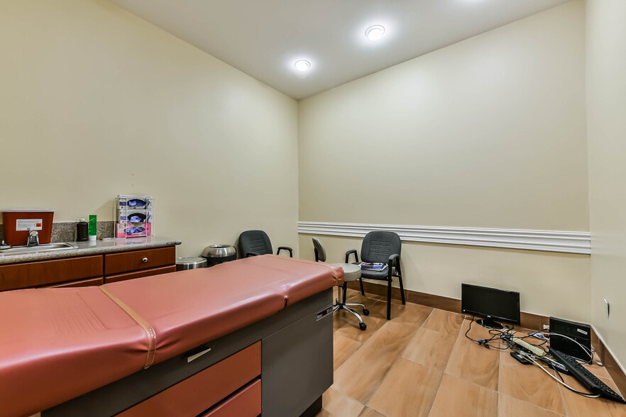 More Photos Of 1111 S Friendswood Dr, Friendswood Office For Lease
