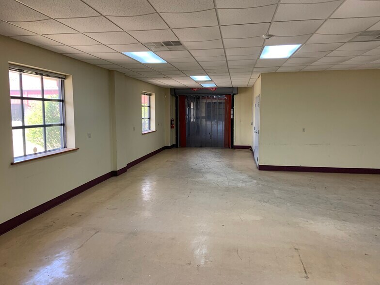 More Photos Of 5521 W Cleveland St, South Bend Light Distribution For Lease