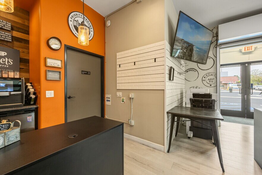 More Photos Of 20605 Soledad Canyon Rd, Canyon Country Office For Sale