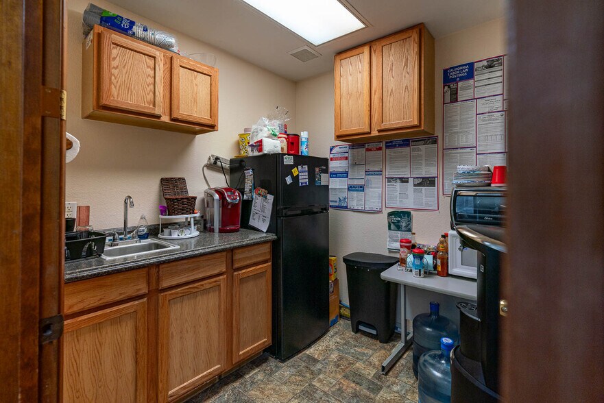 More Photos Of 39126-39130 3rd St E, Palmdale Service For Sale