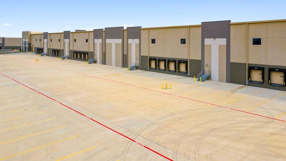 More Photos Of 1106 S Foster Rd, San Antonio Warehouse For Lease