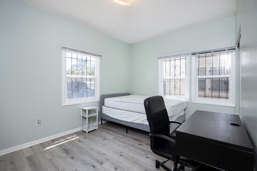 More Photos Of 1220 W 27th St, Los Angeles Dormitory For Sale
