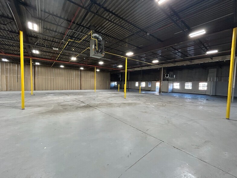 More Photos Of 1388-1390 Jerusalem Ave, North Merrick Warehouse For Lease