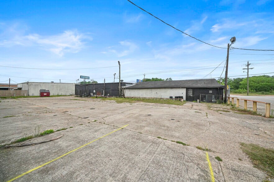 More Photos Of 200 S Frazier St, Conroe Bar For Sale