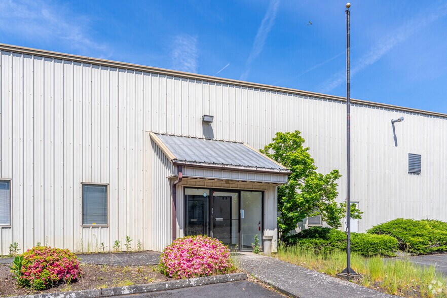 More Photos Of 1810 W 39th St, Vancouver Manufacturing For Sale