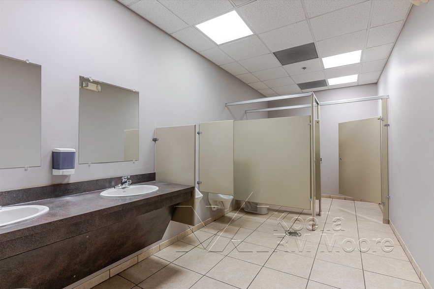 More Photos Of 17 Market Sq, Knoxville Storefront Retail Office For Sale