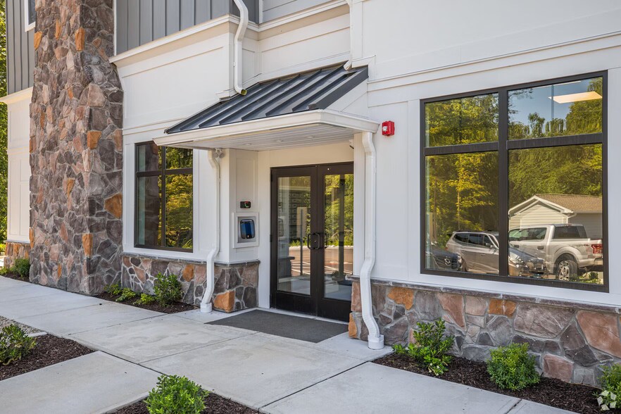 More Photos Of 731 Federal Rd, Brookfield Apartments For Lease