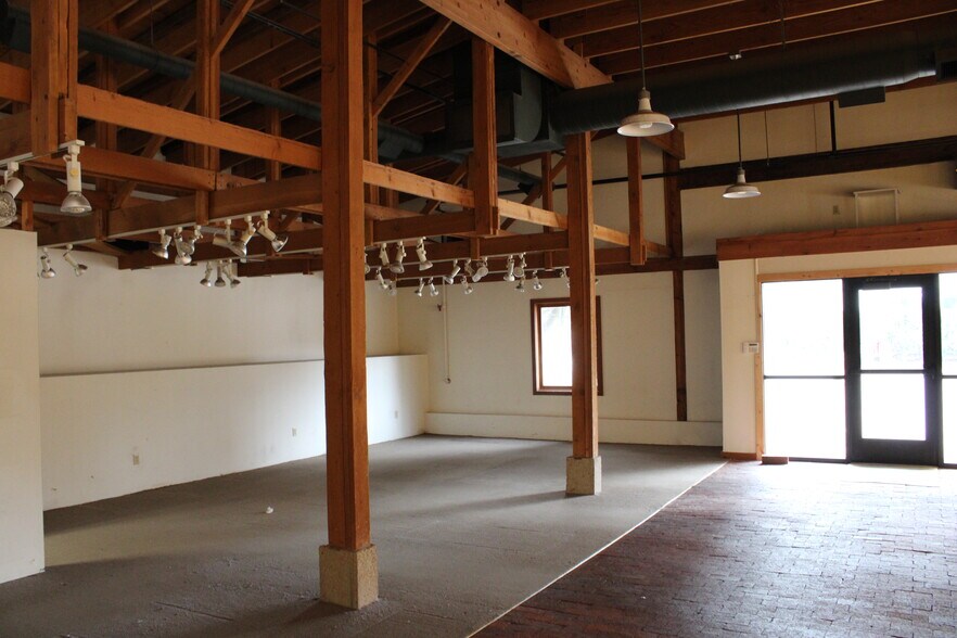 More Photos Of 310-340 Water St, Excelsior Freestanding For Lease