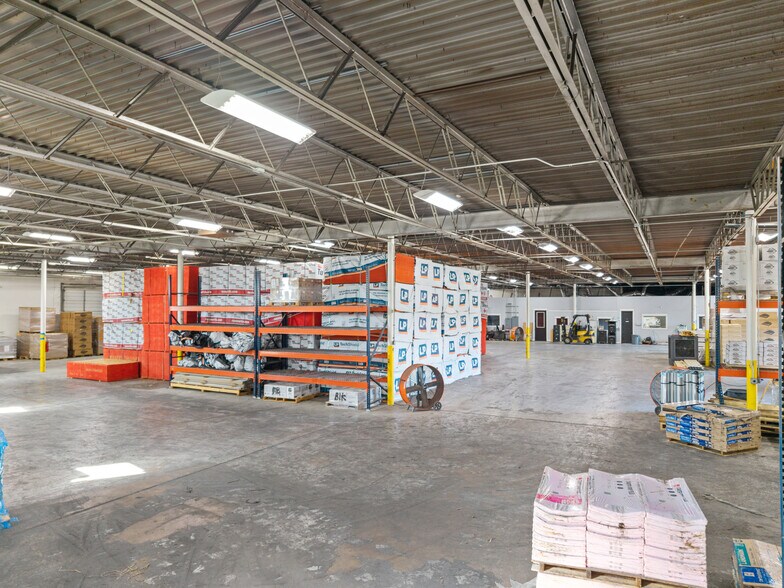More Photos Of 13840 Denton Dr, Farmers Branch Warehouse For Lease