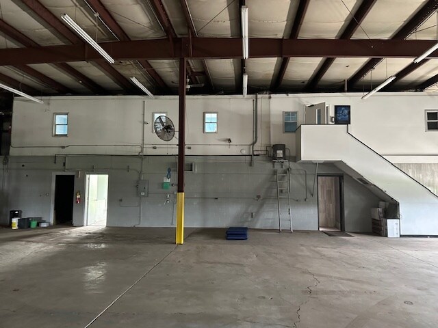 More Photos Of 1005 Geneva St, Shorewood Warehouse For Lease