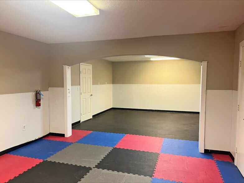 More Photos Of 17155 Old Louetta Rd, Houston Showroom For Sale