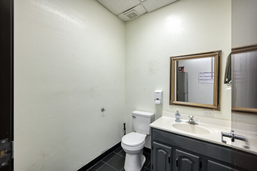 More Photos Of 508 Bryant Rd, Conroe Manufacturing For Sale
