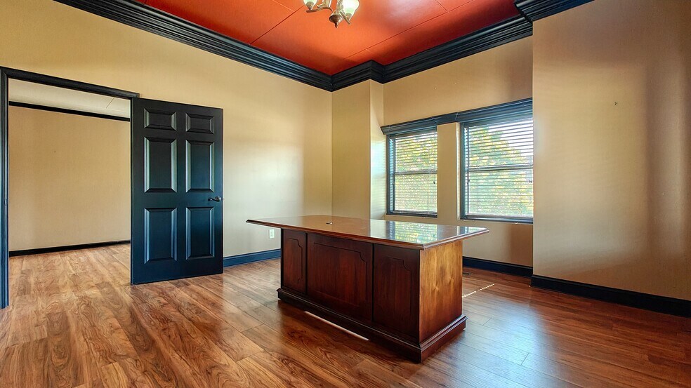 More Photos Of 512 Stonewall St N, McKenzie Office For Sale