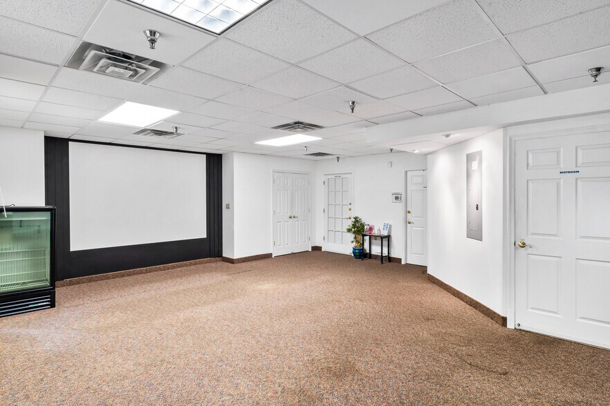 More Photos Of 4600 N Park Ave, Chevy Chase Medical For Sale