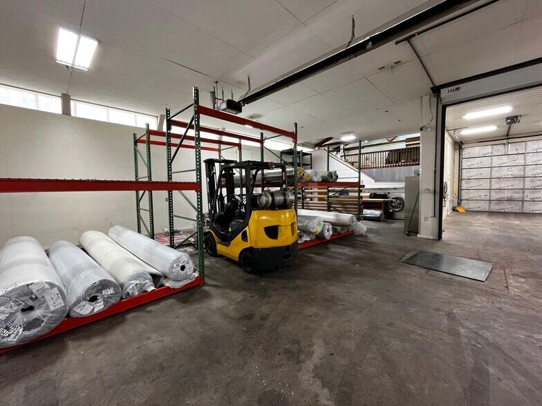 More Photos Of 529 32nd St, Parkersburg Warehouse For Lease
