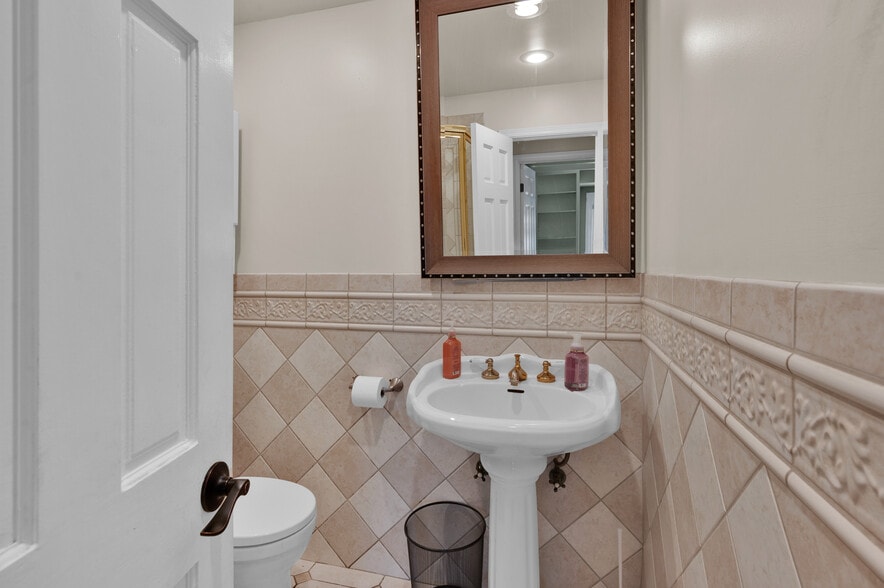 More Photos Of 801 W Whittier Blvd, La Habra Storefront Retail Residential For Sale