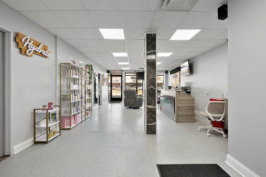 More Photos Of 749 W 9 Mile Rd, Ferndale Freestanding For Lease