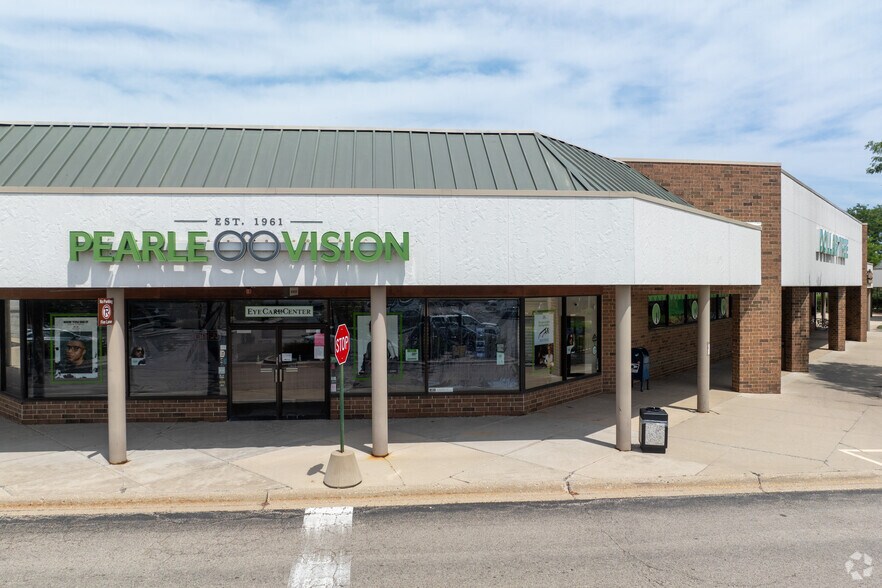 More Photos Of 220-288 Hawthorn Village Commons, Vernon Hills General Retail For Lease