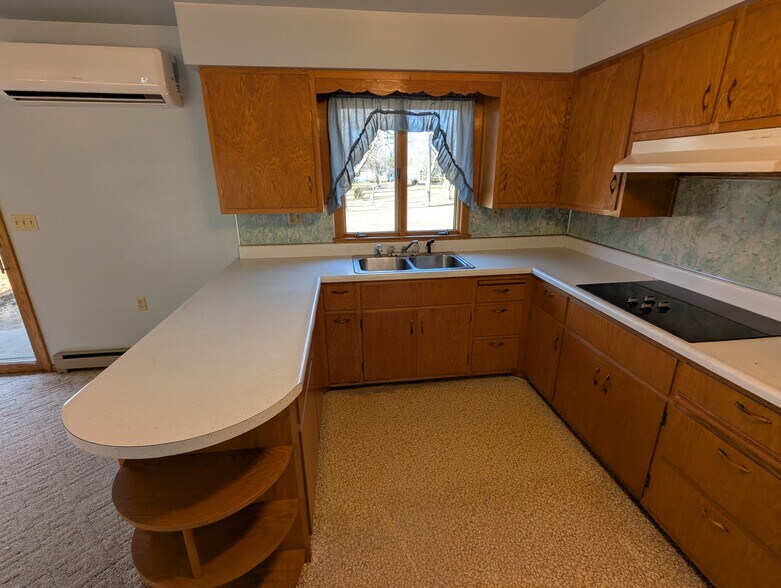 More Photos Of 340 Elm St E, Canova Sports And Entertainment For Sale