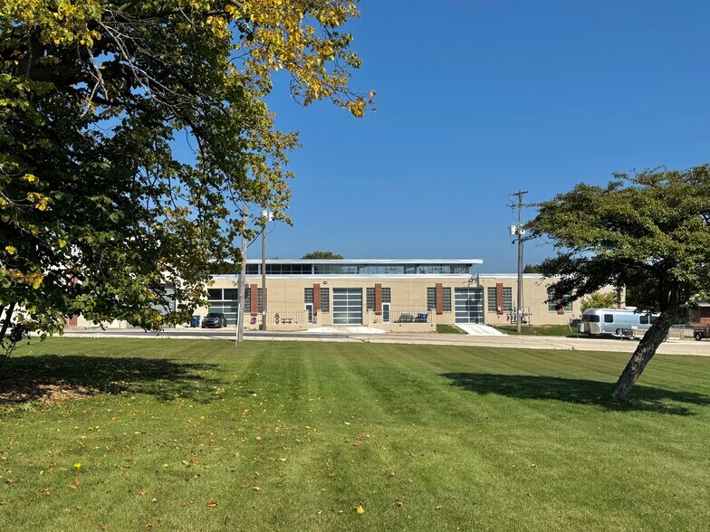 More Photos Of 1411 6th Ave, Grafton Showroom For Sale