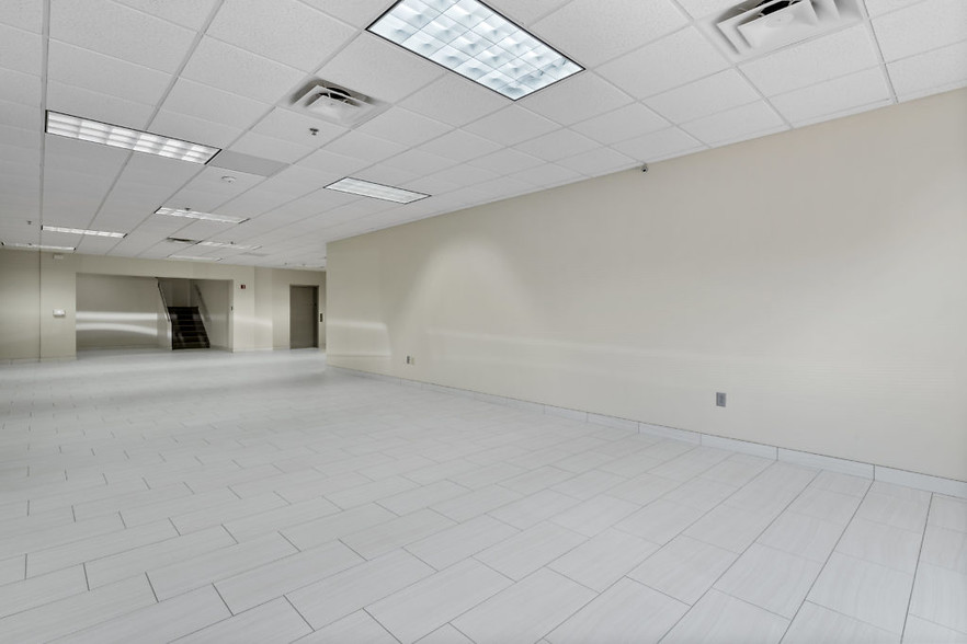 More Photos Of 3410 Midcourt Rd, Carrollton Showroom For Lease