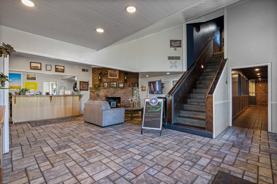 More Photos Of 480 W Deuce of Clubs, Show Low Hotel For Sale