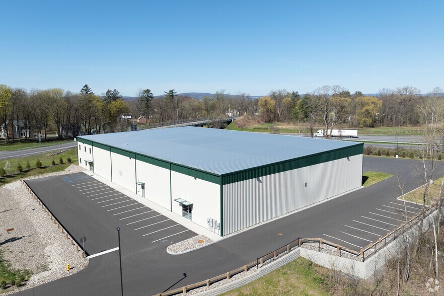 More Photos Of 1381 River Road, Selkirk Warehouse For Lease