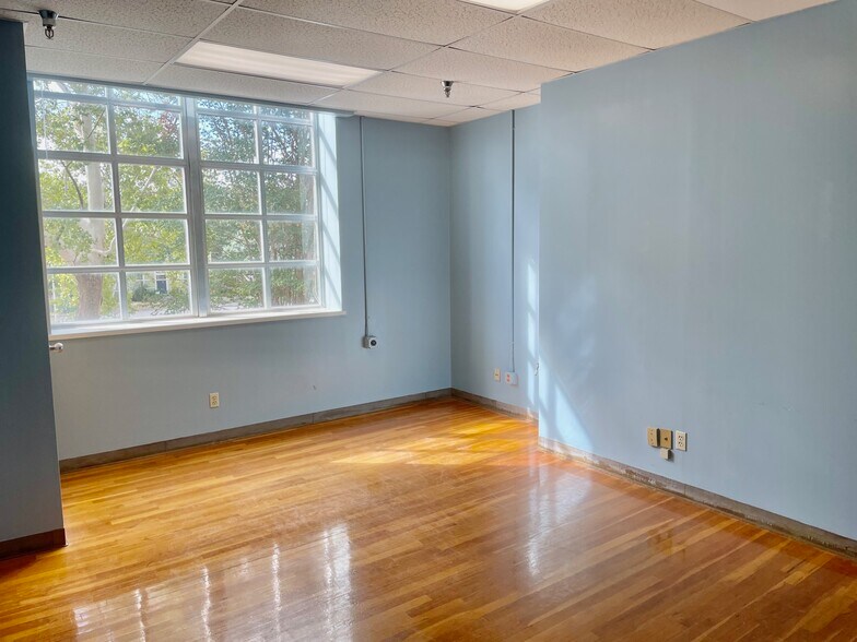 More Photos Of 216 E College St, Seguin Flex For Sale