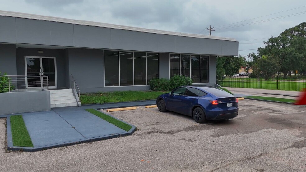 Primary Photo Of 6915 Antoine Dr, Houston Flex For Lease