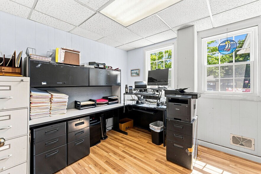 More Photos Of 17 Orchard St, New Bedford Office For Sale