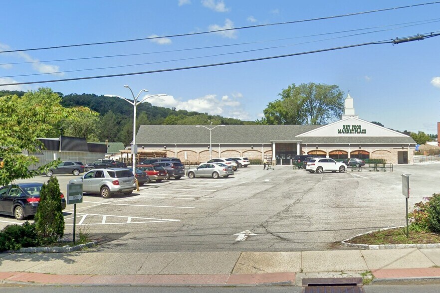 More Photos Of 35 Pleasantville Rd, Pleasantville Freestanding For Lease