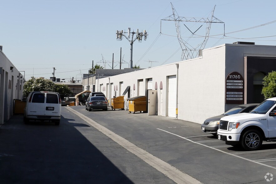 More Photos Of 11760 Roscoe Blvd, Sun Valley Warehouse For Lease
