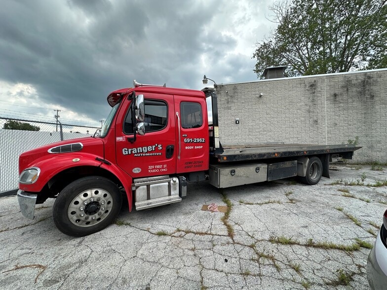 More Photos Of 325 1st St, Toledo Office For Sale