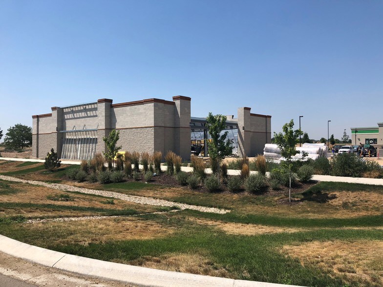 More Photos Of 817-821 N Meridian Rd, Kuna Freestanding For Lease