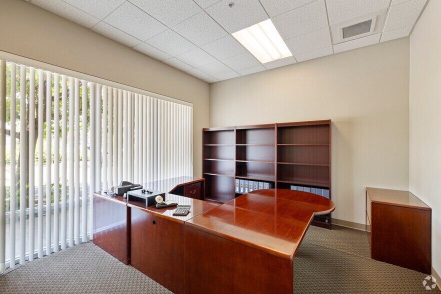 More Photos Of 64 Union Way, Vacaville Light Distribution For Lease