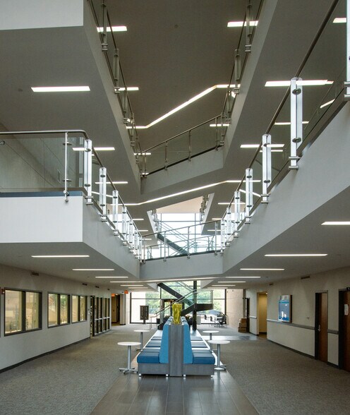 More Photos Of 1900 Hollister Dr, Libertyville Unknown For Lease