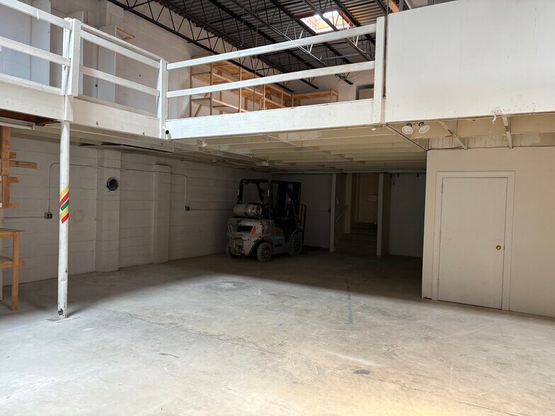 More Photos Of 3248 Colvin St, Alexandria Warehouse For Lease